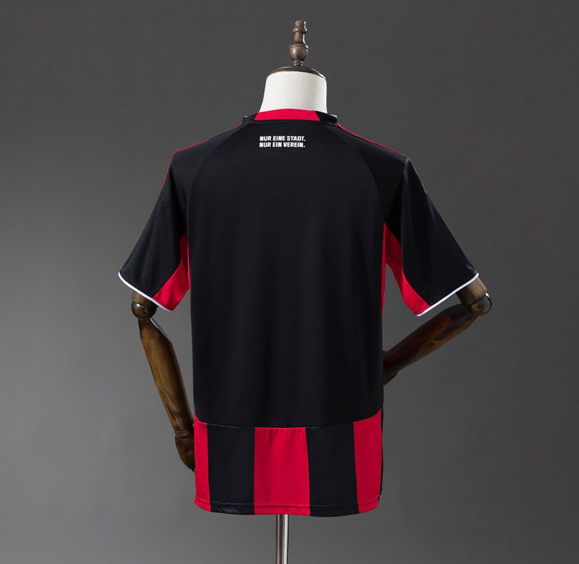 Camisa titular do Frankfurt 25/26